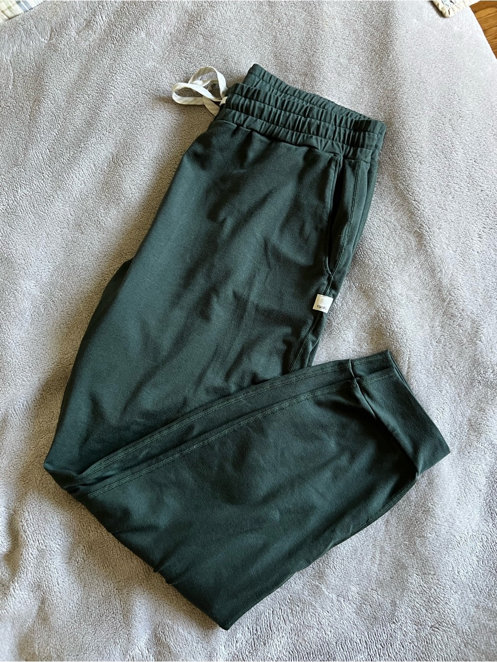 Vuori Women’s Forest Green Performance Joggers Medium